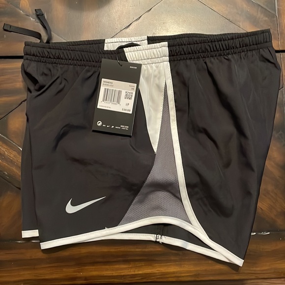Womens Nike Running Shorts - Picture 2 of 3